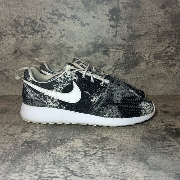 Nike Roshe Run Running Shoes 844958-101 Womens sz 10 - black/white - Picture 1 of 6